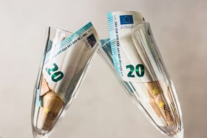 お札が入った2つのシャンパングラス