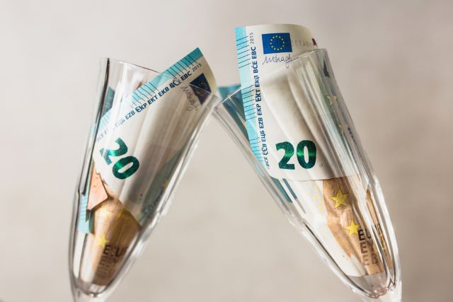 お札が入った2つのシャンパングラス
