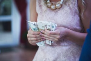お札を持つドレスの女性
