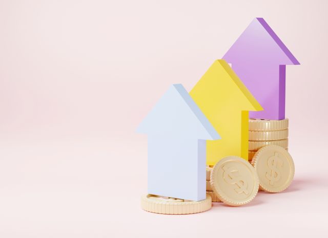 積み上げられたコインと上向きの矢印