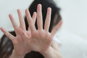 手のひらをこちらに向ける女性